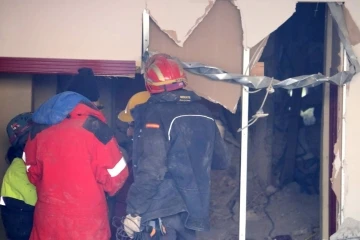 Tıkırdı ile gelen umutla &rsquo;anne ile bebeğine&rsquo; ulaşılmaya &ccedil;alışılıyor
