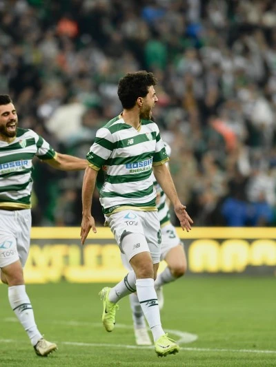 Timsah Kendine Geldi !