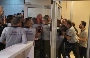 TİP Genel Başkanı Erkan Baş mahkeme kalemine girmek isteyince arbede &ccedil;ıktı
