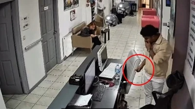 Tıp merkezi &ccedil;alışanı Heimlich manevrasıyla kurtarıldı