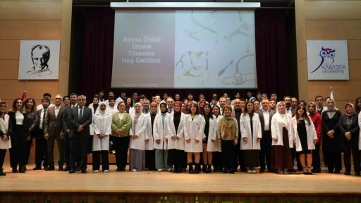 Tıp &ouml;ğrencileri &ouml;nl&uuml;klerini giydi
