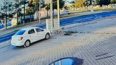 Tır ara&ccedil;lara &ccedil;arpıp iş yerine girdi, 3 kişi yaralandı