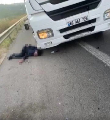 TIR, emniyet şeridinde duran TIR'a &ccedil;arptı; 2 şof&ouml;r &ouml;ld&uuml;