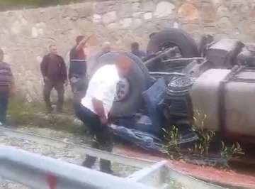 Tır bariyerlere &ccedil;arparak devrildi
