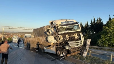 Tır başka bir tıra arkadan &ccedil;arptı, yol trafiğe kapandı