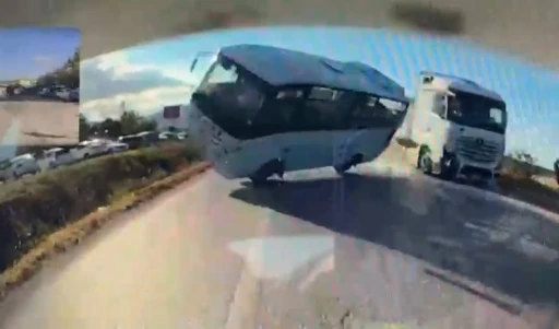 Tır, boş servise arkadan &ccedil;arptı
