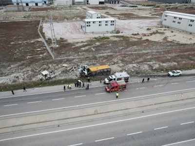 Tır, demir y&uuml;kl&uuml; kamyona &ccedil;arptı: 1 &ouml;l&uuml;, 1 yaralı