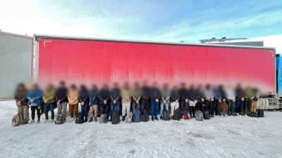 Tır dorsesine gizlenen 25 ka&ccedil;ak g&ouml;&ccedil;men yakalandı