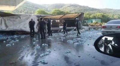 Tır hızlı tren k&ouml;pr&uuml;s&uuml; ayağına &ccedil;arptı, s&uuml;r&uuml;c&uuml; yaşamını yitirdi