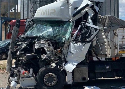 Tır hurdaya d&ouml;nd&uuml;, s&uuml;r&uuml;c&uuml; bu kazadan sağ kurtuldu
