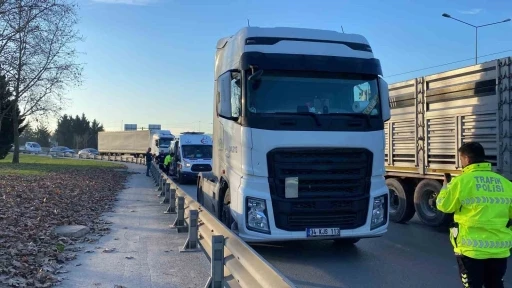 Tır ile bariyer arasında kalan skuter s&uuml;r&uuml;c&uuml;s&uuml; yaralandı
