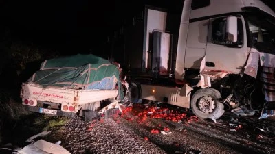 Tır ile kamyonet kafa kafaya &ccedil;arpıştı: 2 ağır yaralı