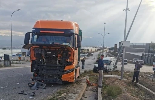 TIR ile otomobilin &ccedil;arpıştığı kazada s&uuml;r&uuml;c&uuml;ler yaralandı