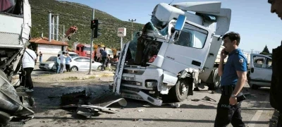 Tır, kırmızı ışıkta bekleyen otob&uuml;s ve otomobile &ccedil;arptı: 6  yaralı
