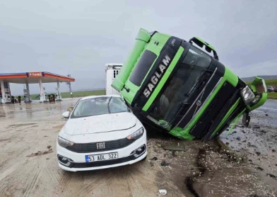 Tır otomobilin &uuml;st&uuml;ne devrildi