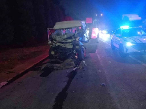 Tıra &ccedil;arpan minib&uuml;s kağıt gibi ezildi