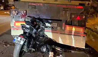 Tıra &ccedil;arpan motosikletteki 1 kişi yaşamını yitirdi, 1 kişi  ağır yaralandı