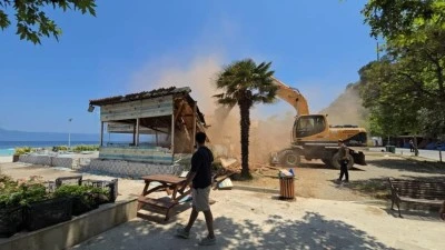 Tirilye'de 4 işletme yıkıldı