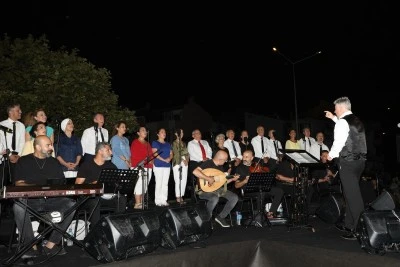 Tirilye'de 'Denize Karşı Nağmeler' konseri b&uuml;y&uuml;k ilgi g&ouml;rd&uuml;