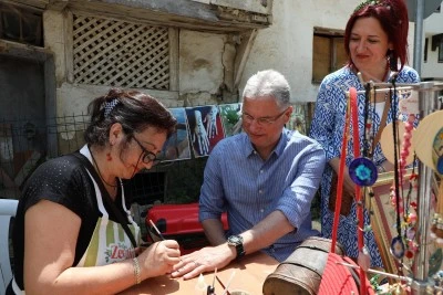 Tirilye&rsquo;de zeytinin &ccedil;i&ccedil;eği a&ccedil;tı, festival sokakları sardı