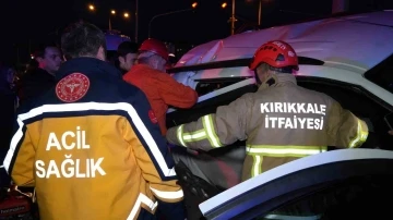 Tırın &ccedil;arptığı hafif ticari ara&ccedil; hurdaya d&ouml;nd&uuml;: 3 yaralı