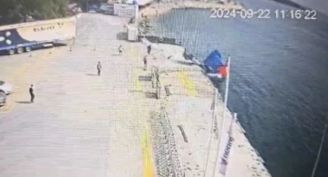 Tırın denize d&uuml;şt&uuml;ğ&uuml; anlar kamerada
