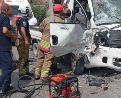 Tırla &ccedil;arpışan kamyonet hurdaya d&ouml;nd&uuml;: 3 yaralı