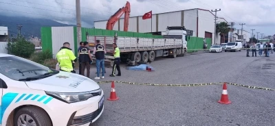 Tırla &ccedil;arpışan motosikletin 16 yaşındaki s&uuml;r&uuml;c&uuml;s&uuml; hayatını kaybetti
