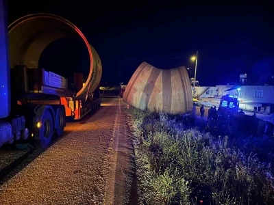 Tırla hafif ticari ara&ccedil; &ccedil;arpıştı: 2 yaralı
