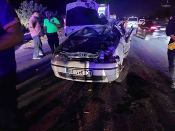 Tırla otomobilin &ccedil;arpıştığı kazada 5 kişi yaralandı
