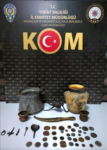 Tokat polisinden operasyon: 47 adet tarihi eser ele ge&ccedil;irildi
