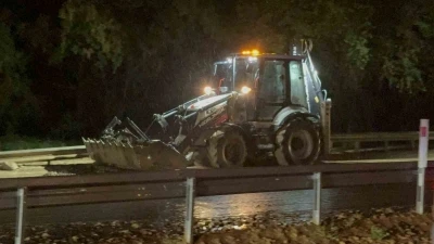 Tokat-Sivas kara yolu yaşanan taşkın nedeniyle kısa s&uuml;reli trafiğe kapandı
