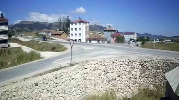 Tokat&rsquo;ta 50 metre y&uuml;kseklikten tarlaya devrilen otomobil kazası kamerada
