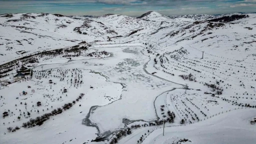 Tokat&rsquo;ta buz tutan &Uuml;&ccedil;oluk G&ouml;leti&rsquo;nde doğal g&uuml;zellikler oluştu

