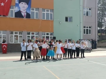 Tokat&rsquo;ta erkek &ouml;ğrencilere etek giydirip oynattılar
