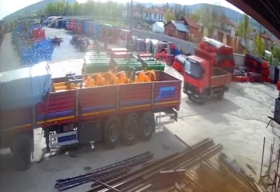 Tokat&rsquo;ta harekete ge&ccedil;en kamyonet park halindeki tıra &ccedil;arparak durdu
