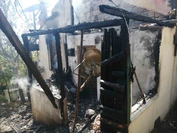 Tokat&rsquo;ta iki katlı ev alevlere teslim oldu
