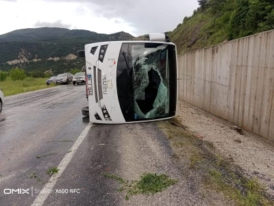 Tokat&rsquo;ta midib&uuml;s ile itfaiye aracı &ccedil;arpıştı: 4 yaralı