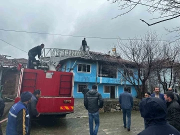 Tokat&rsquo;ta mumdan &ccedil;ıkan yangın evi kullanılamaz hale getirdi
