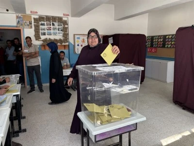 Tokat'ta se&ccedil;menler oy vermeye başladı