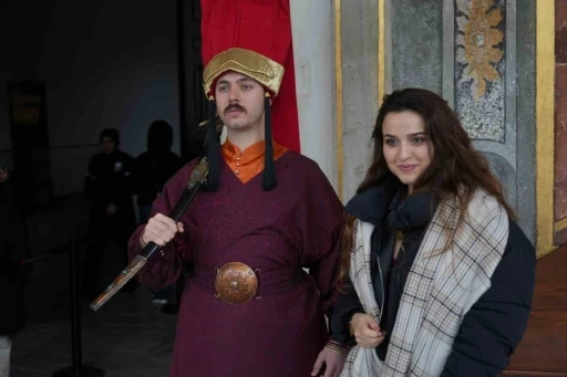 Topkapı Sarayı&rsquo;nda Osmanlı geleneği: Jandarmalar, silahtar kıyafeti ile n&ouml;bet tutmaya başladı
