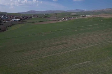 Toprağı susuz kalan &ccedil;ift&ccedil;i g&ouml;z&uuml;n&uuml; Nisan yağmurlarına dikti

