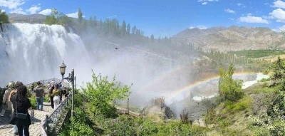 Tortum şelalesi coştu
