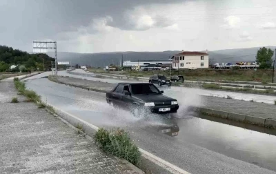 Tosya&rsquo;da sağanak yağış etkili oldu, yollarda su birikintisi oluştu
