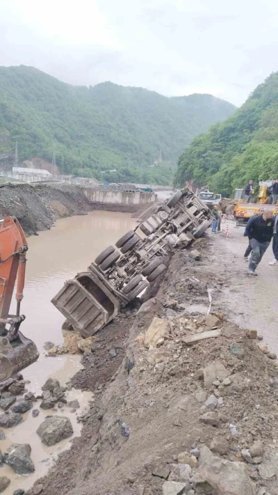 Trabzon-Bayburt karayolunda taş kamyonu devrildi, yol ulaşıma kapandı
