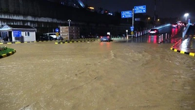 Trabzon'da sağanak! Ara&ccedil;lar su i&ccedil;inde kaldı