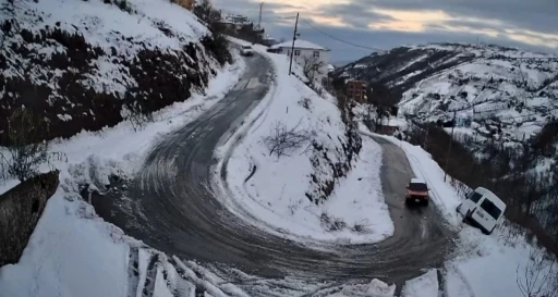 Virajı alamayan minib&uuml;s u&ccedil;uruma yuvarlandı: 1 &ouml;l&uuml;, 1 yaralı