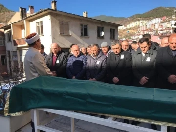 Trabzon&rsquo;un Beşikd&uuml;z&uuml; il&ccedil;esinde dalgalara kapılan lise &ouml;ğrencilerinden Uğurcan Korkmaz memleketi G&uuml;m&uuml;şhane&rsquo;de son yolculuğuna uğurlandı
