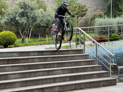 Trabzonlu gen&ccedil; yetenek merdivenlerden bisikleti ile adeta u&ccedil;arak iniyor
