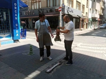 Trafiğe kapalı olmasına rağmen her &ccedil;eşit aracın işgal ettiği sokaktaki esnaf kendi &ccedil;&ouml;z&uuml;m&uuml;n&uuml; &uuml;retti
